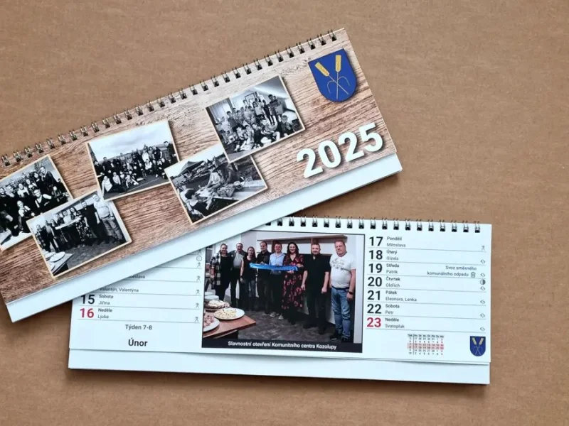 Dvoutýdenní stolní kalendář s popisky pod fotografiemi